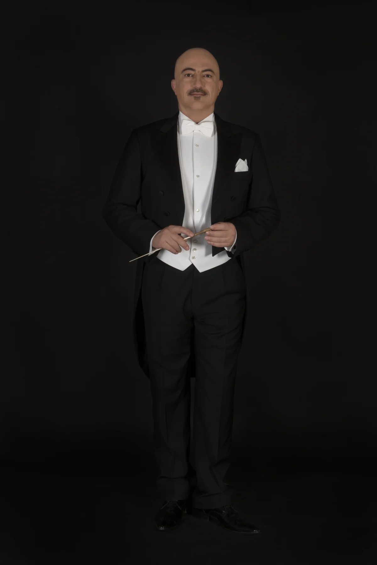 هومن خلعتبری — پرترهٔ استودیویی 3